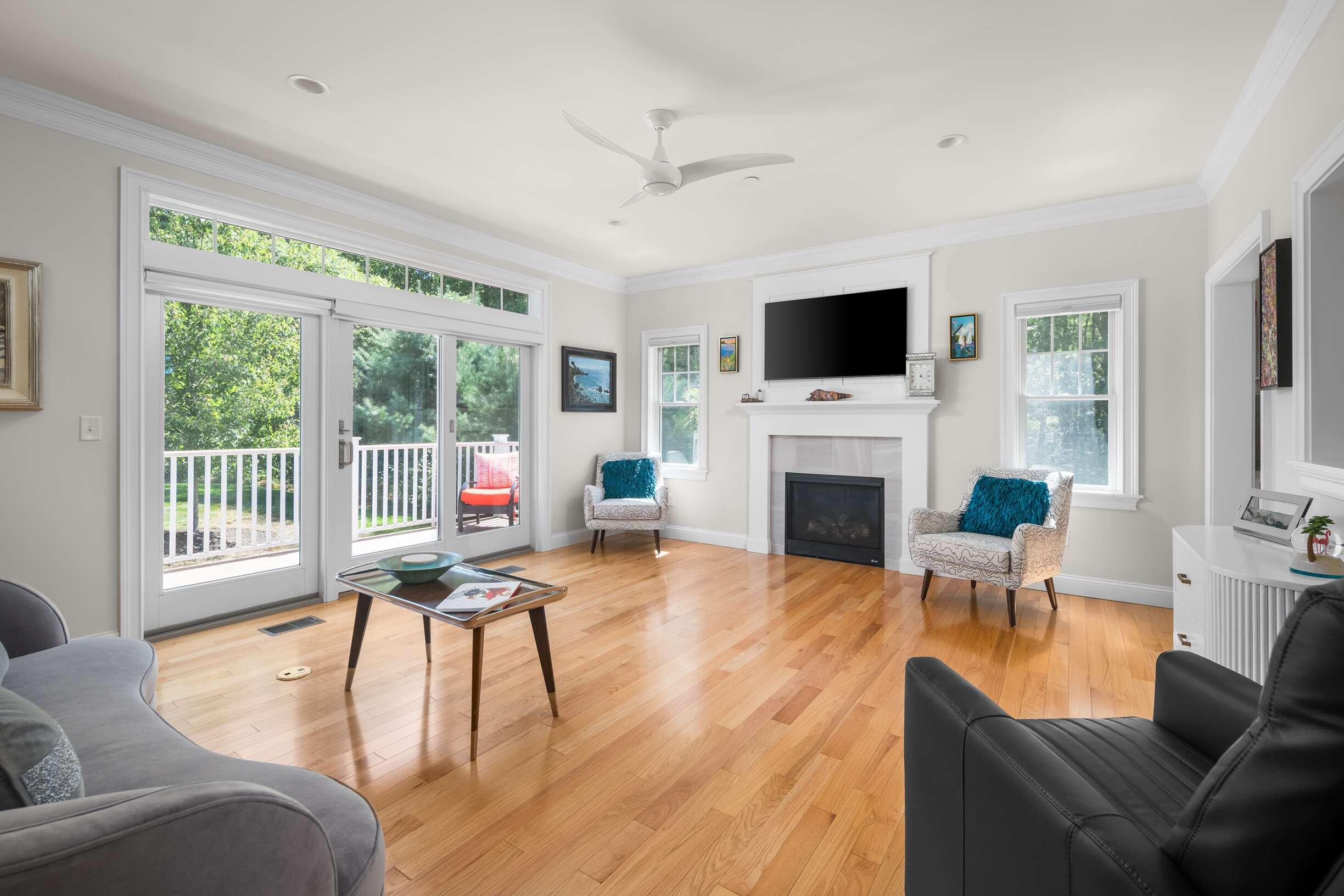 100 Shepard's Cove Road, Unit B2 Kittery, ME 03904 - Photo 4 of 34 Living Room