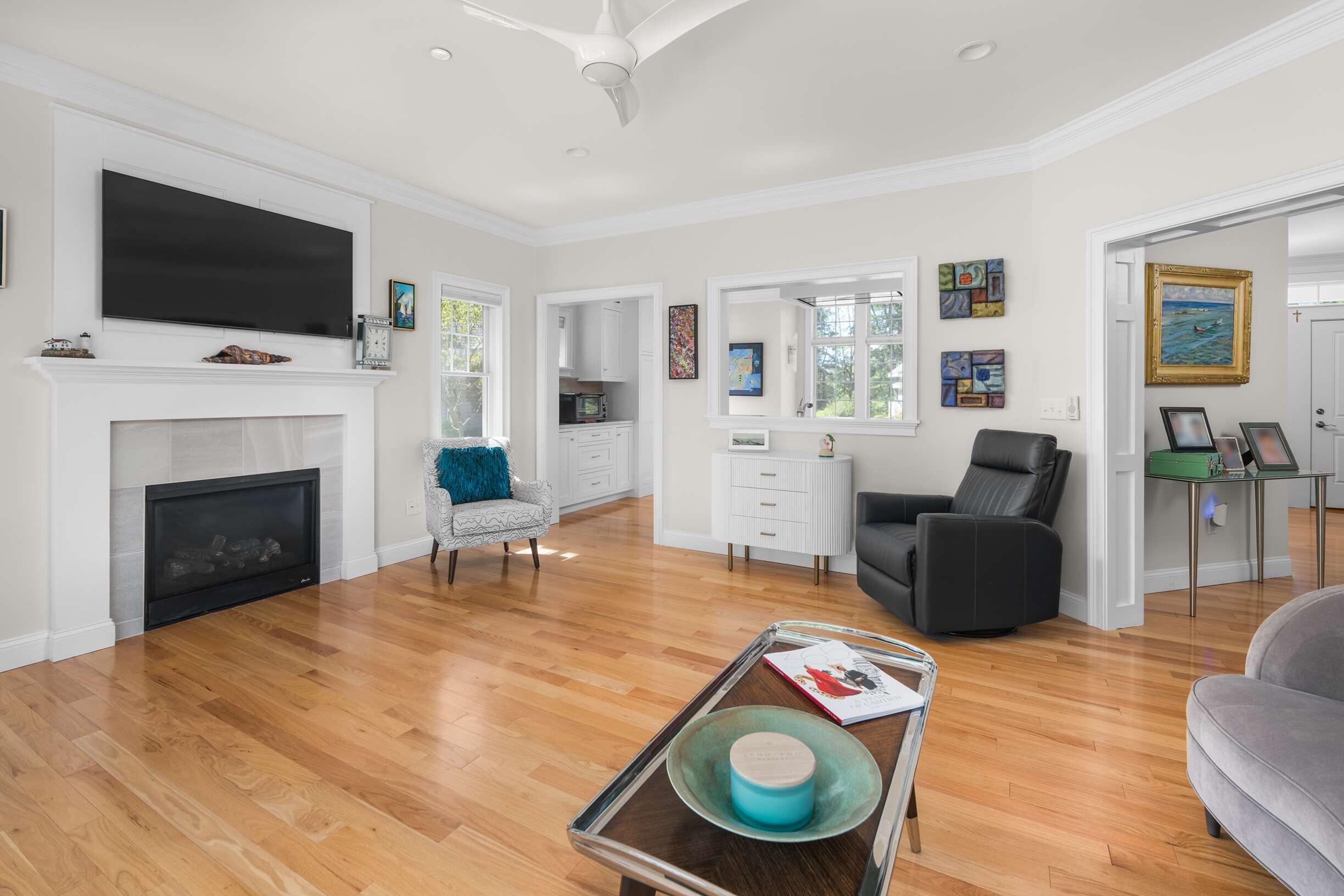 100 Shepard's Cove Road, Unit B2 Kittery, ME 03904 - Photo 6 of 34 Living Room