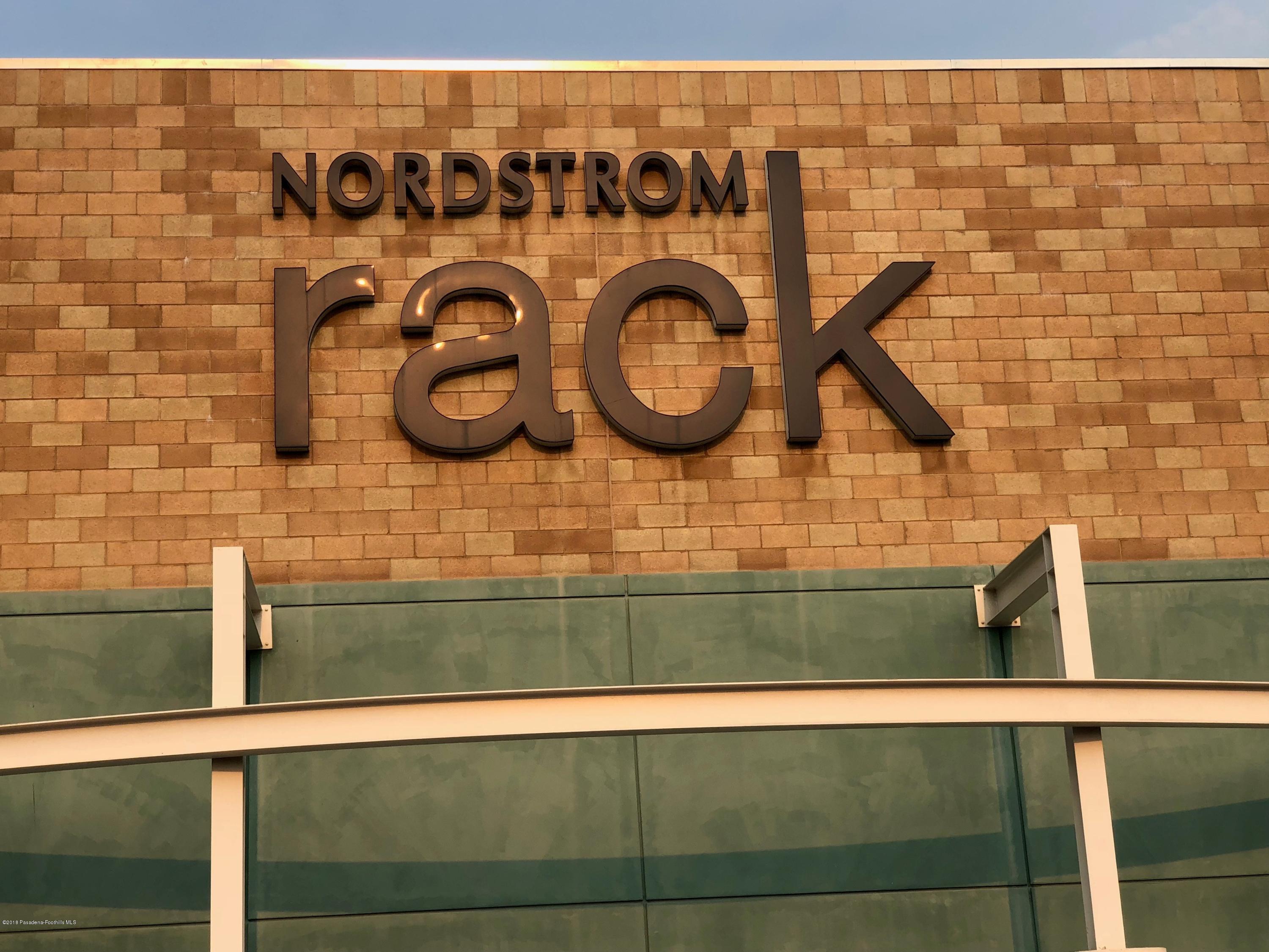 3610 Hampton Road Pasadena, CA 91107 - Photo 25 of 27 a bathroom with a sink and a mirror