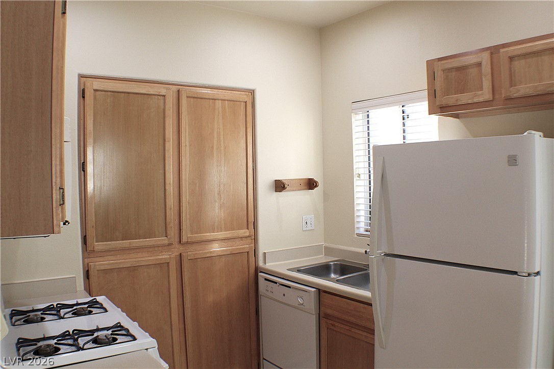 1531 Ruby Cliffs Lane, Unit 102 Las Vegas, NV 89144 - Photo 9 of 30 KITCHEN WITH ALL APPLIANCES INCLUDED!