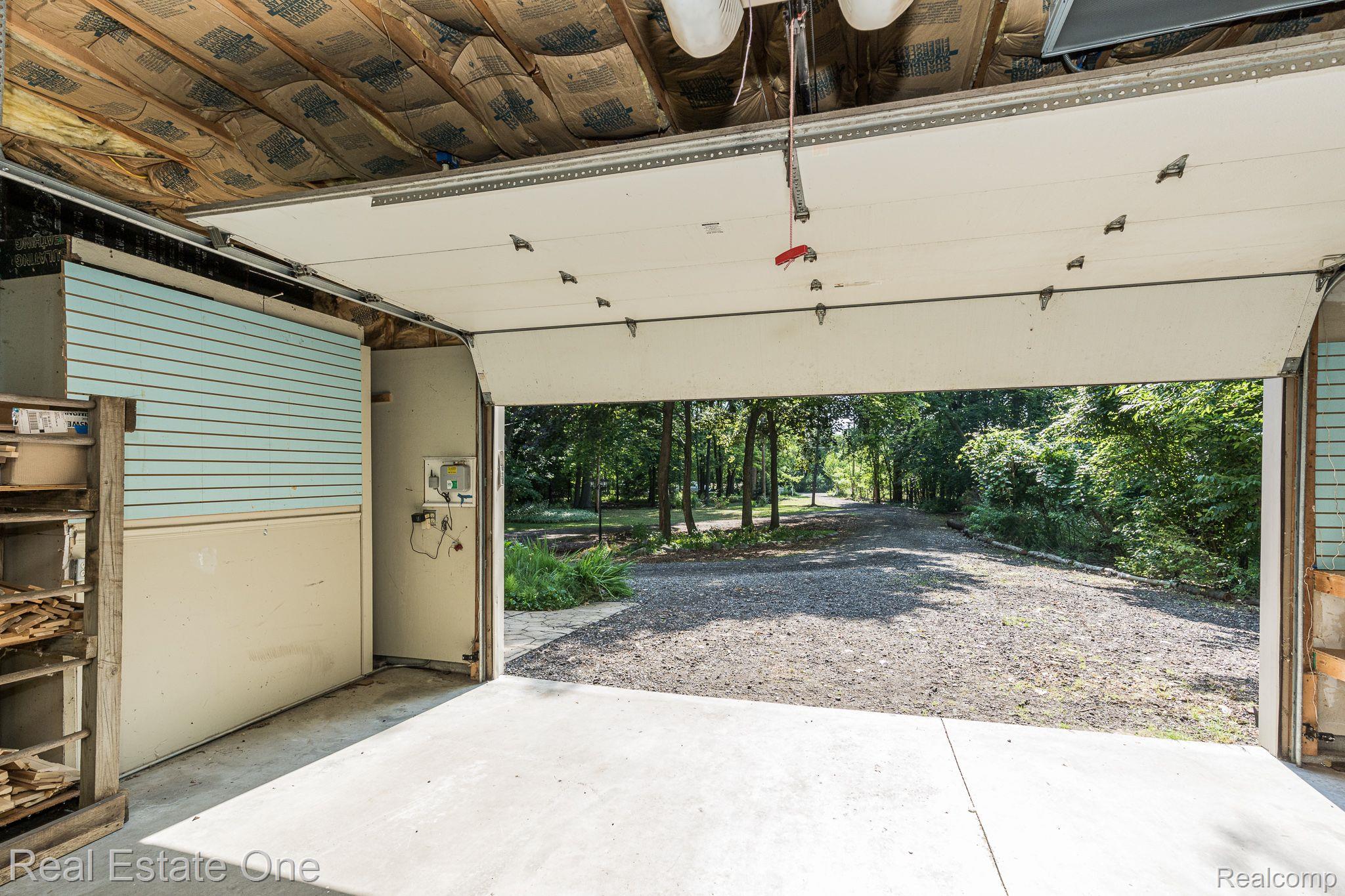 3450 Vardon Drive Rochester, MI 48307 - Photo 32 of 34 Garage, view to front yard