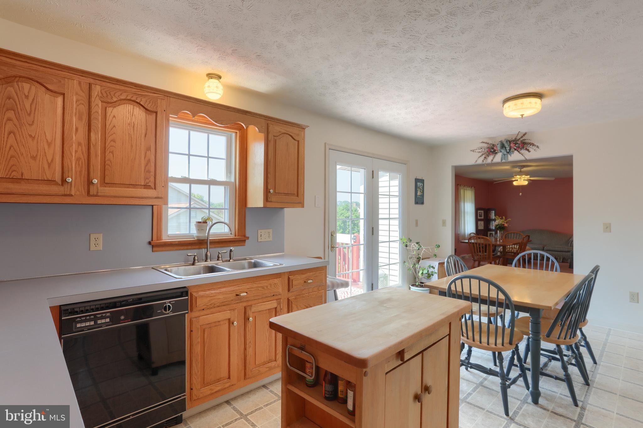 1 Southfield Road Lebanon, PA 17042 - Photo 10 of 40 Kitchen with eat in area