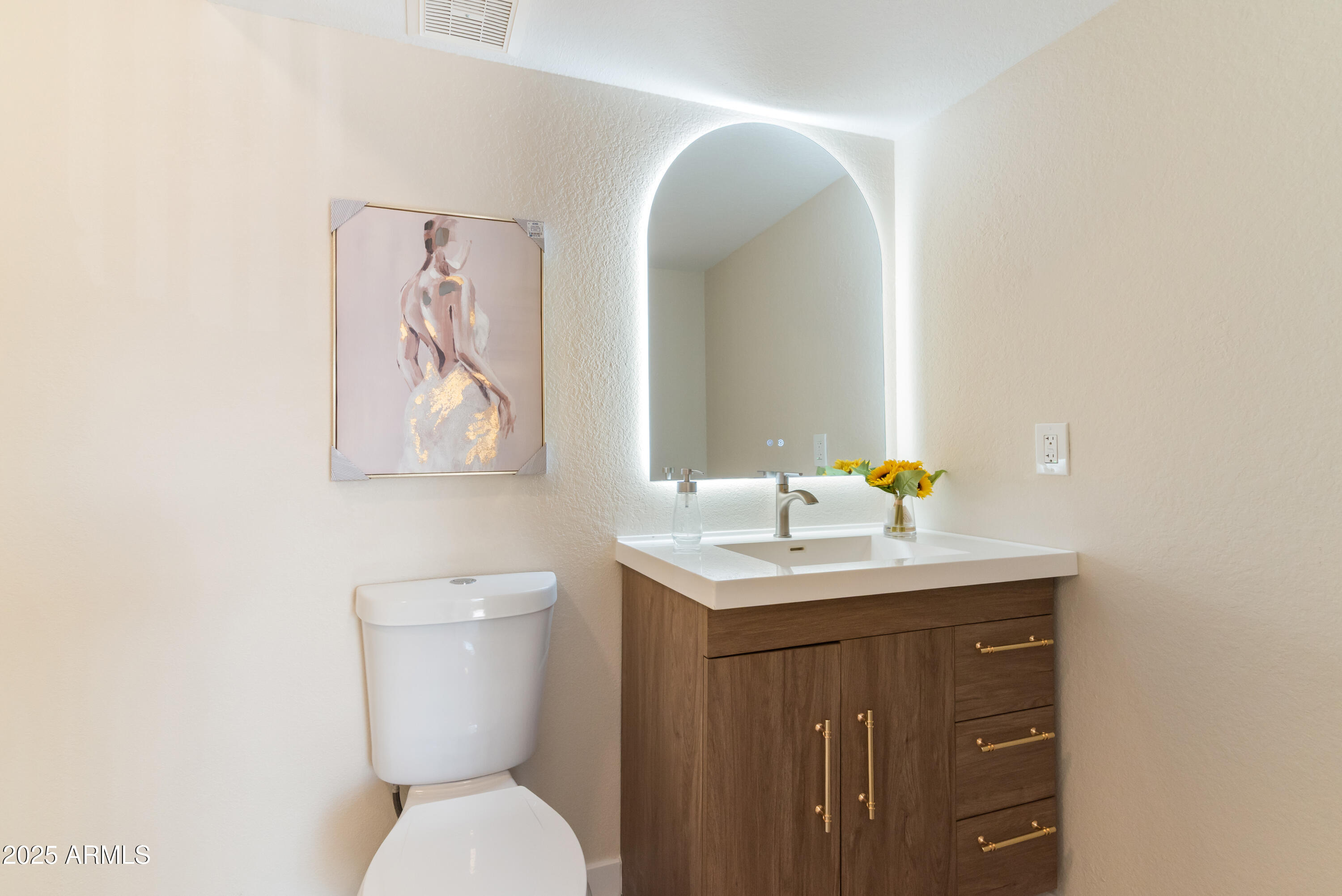 8787 East Mountain View Road, Unit 2101 Scottsdale, AZ 85258 - Photo 20 of 39 a bathroom with a toilet a sink and mirror