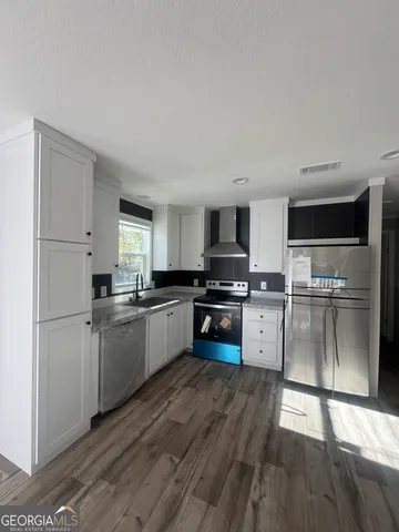 a view of a livingroom with furniture