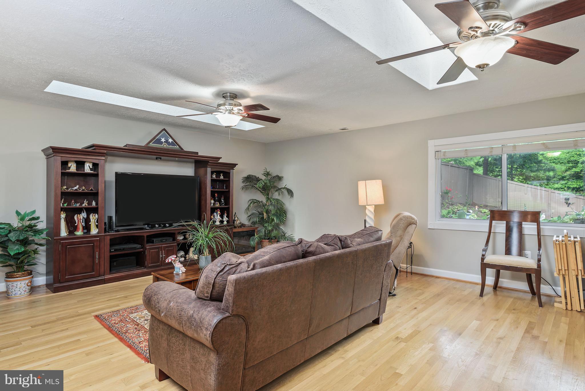 5533 Callander Drive Springfield, VA 22151 - Photo 2 of 21 Living Room