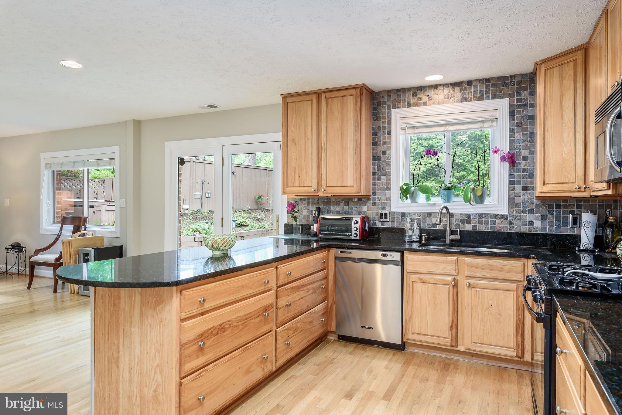 5533 Callander Drive Springfield, VA 22151 - Photo 6 of 21 Granite Counter tops, Stainless Steel appliances