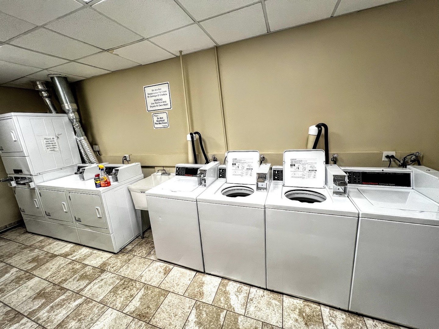 839 West Sheridan Road, Unit 422 Chicago, IL 60613 - Photo 9 of 10 a utility room with dryer and washer