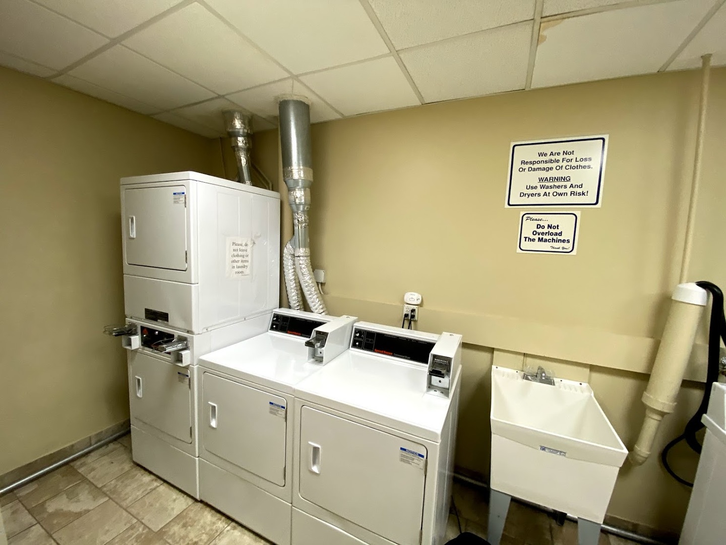 839 West Sheridan Road, Unit 422 Chicago, IL 60613 - Photo 10 of 10 a utility room with dryer and washer