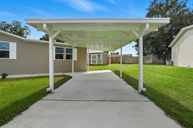 a view of a house with backyard