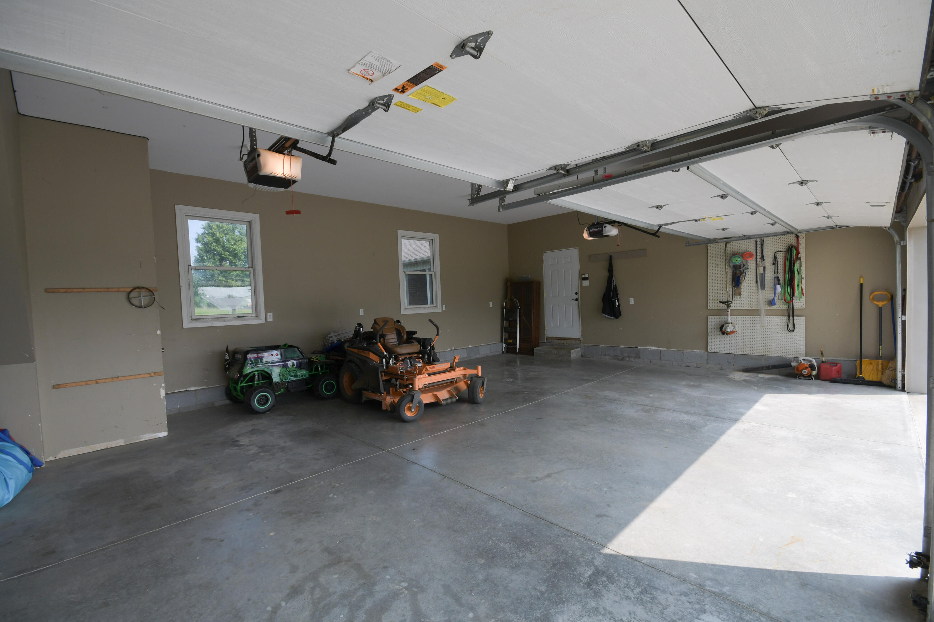 7625 Irvine Road Winchester, KY 40391 - Photo 29 of 78 garage-4