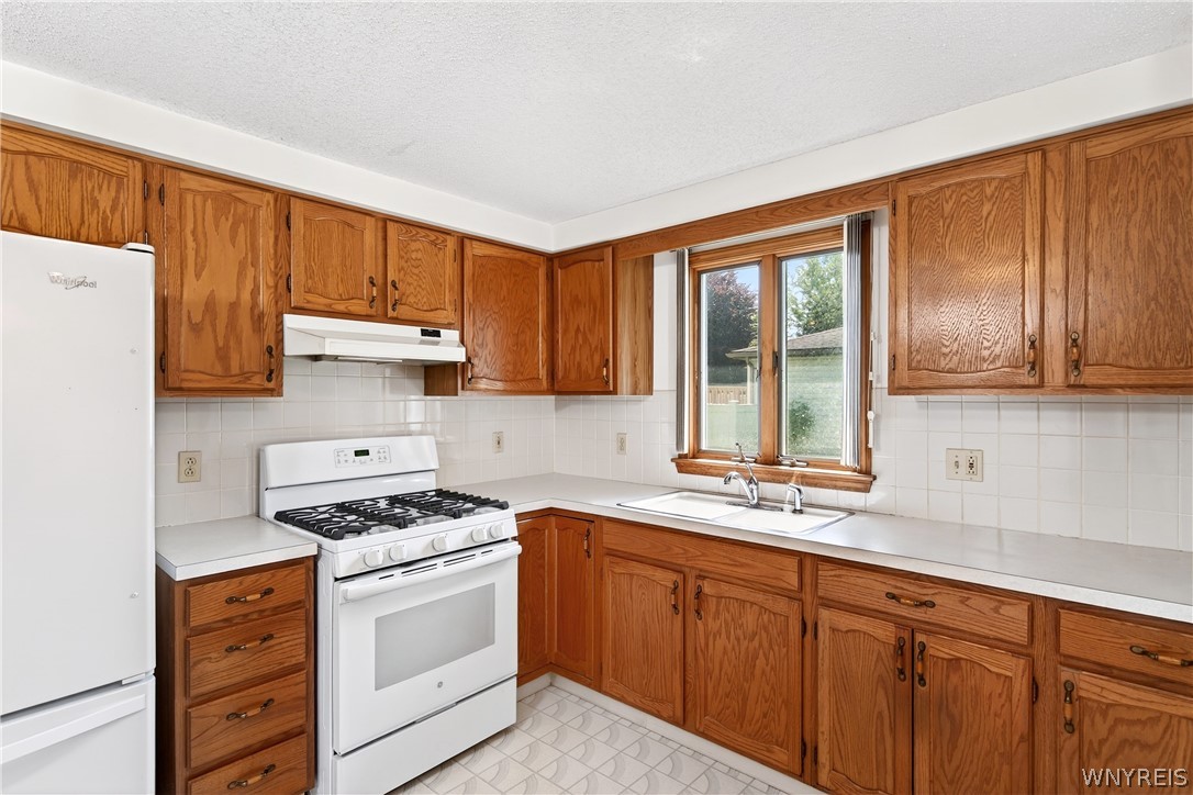 144 Hillpine Road Cheektowaga, NY 14227 - Photo 6 of 33