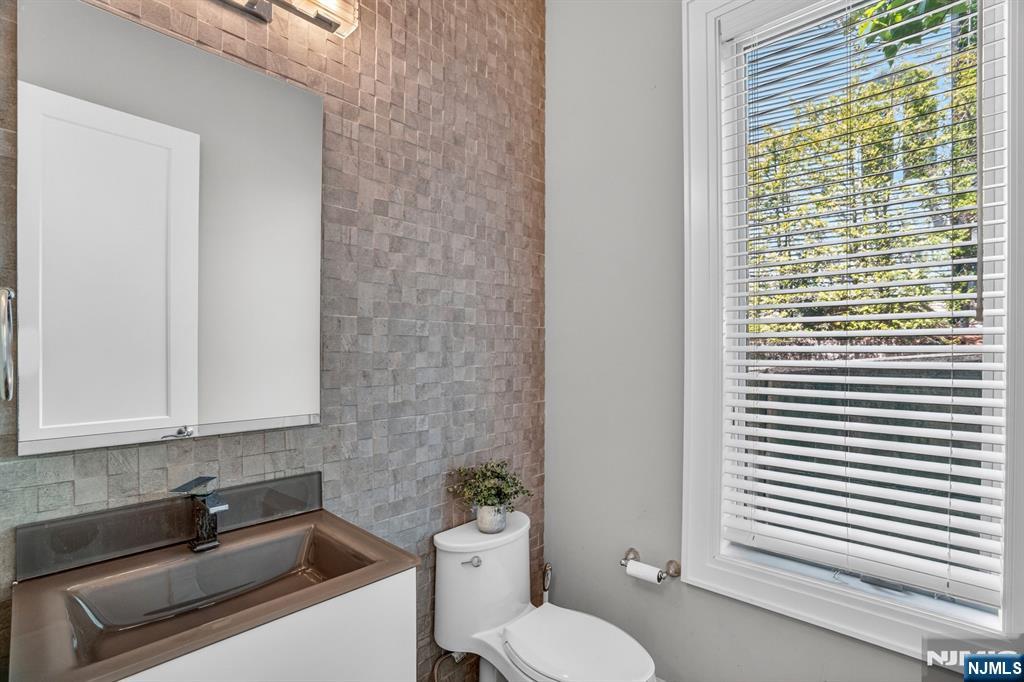 14 Hooks Lane Edgewater, NJ 07020 - Photo 10 of 31