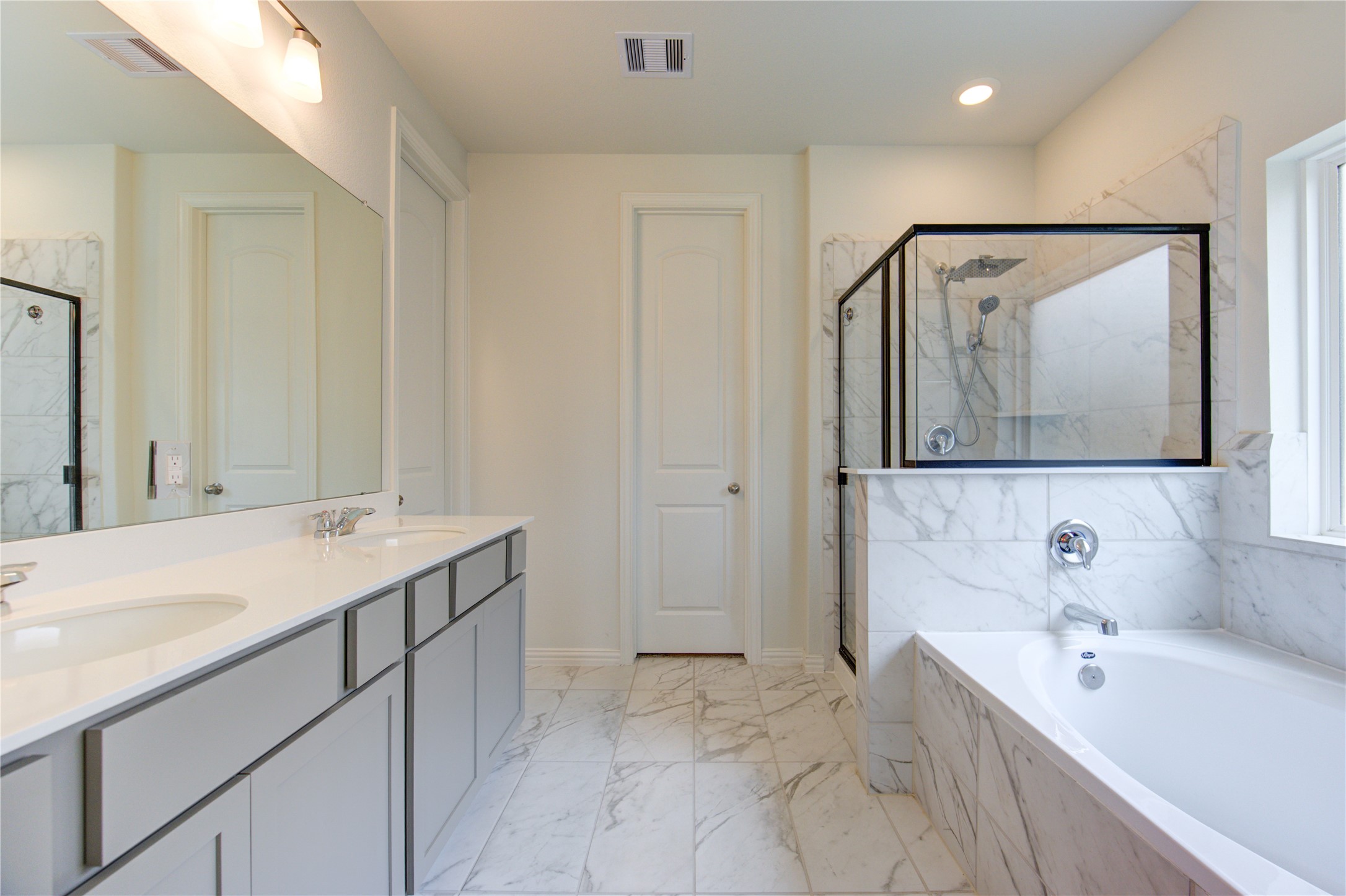 12110 Fletching Stone Lane Houston, TX 77044 - Photo 19 of 50 a bathroom with a tub sink and mirror