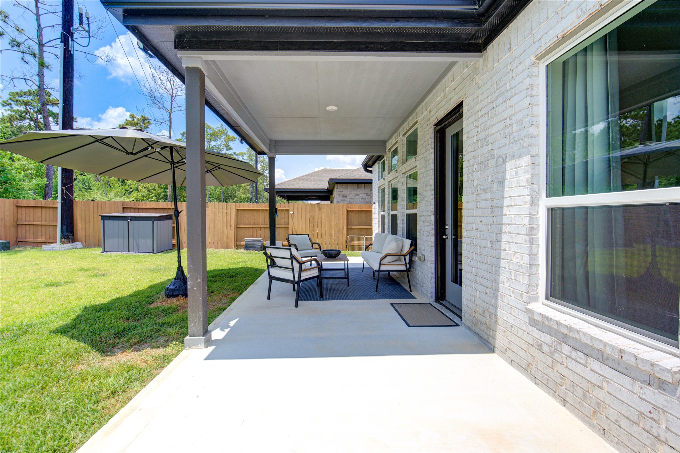 12110 Fletching Stone Lane Houston, TX 77044 - Photo 23 of 50 a patio with table and chairs