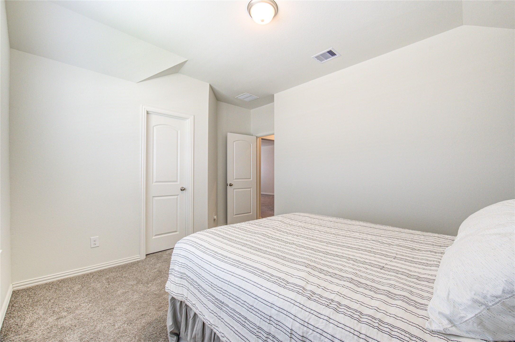 12110 Fletching Stone Lane Houston, TX 77044 - Photo 33 of 50 a bedroom with a bed and a window