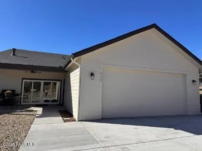 a view of backyard of the house