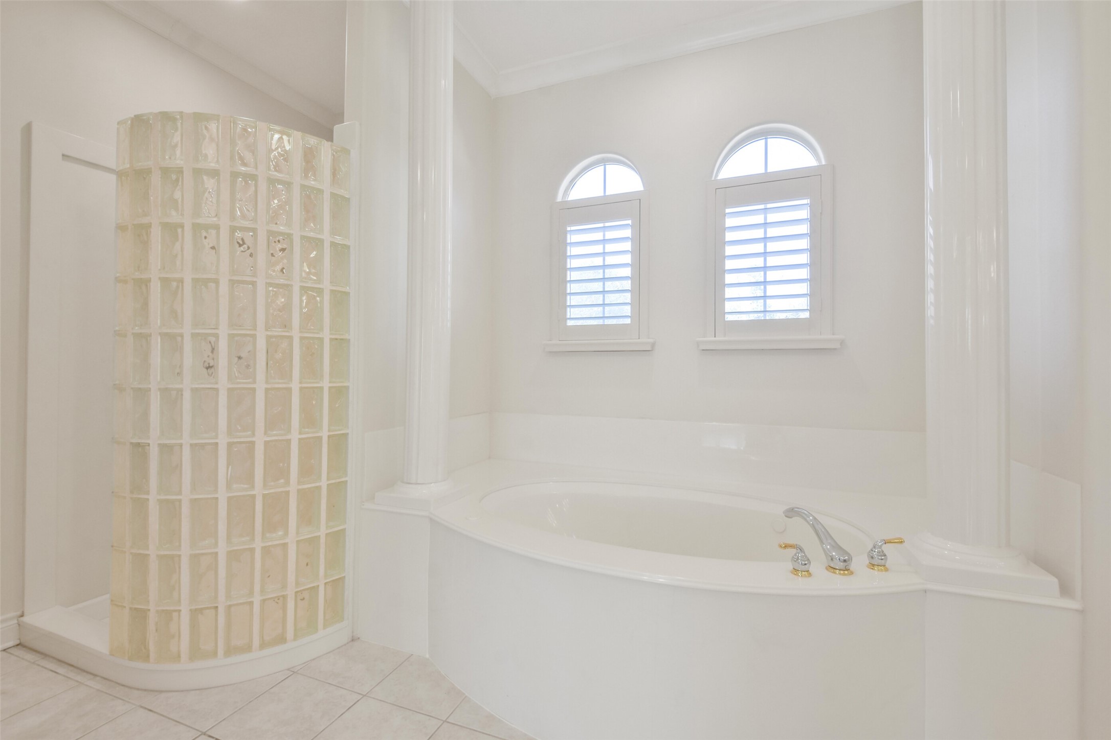 8114 Hideaway Lake Circle Spring, TX 77389 - Photo 24 of 50 a white bath tub sitting next to a window
