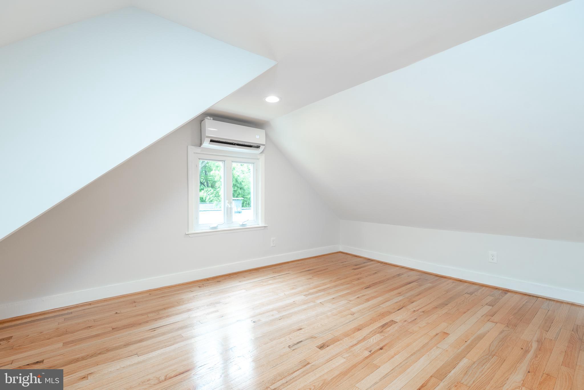 9113 Walden Road Silver Spring, MD 20901 - Photo 25 of 39 Large Sitting Area/Office