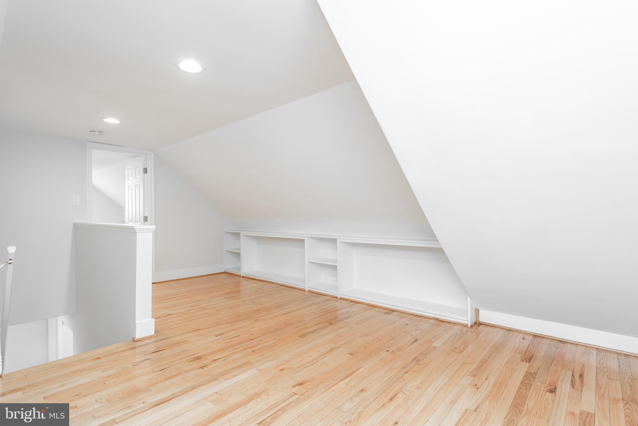 9113 Walden Road Silver Spring, MD 20901 - Photo 26 of 39 Large Sitting Area/Office