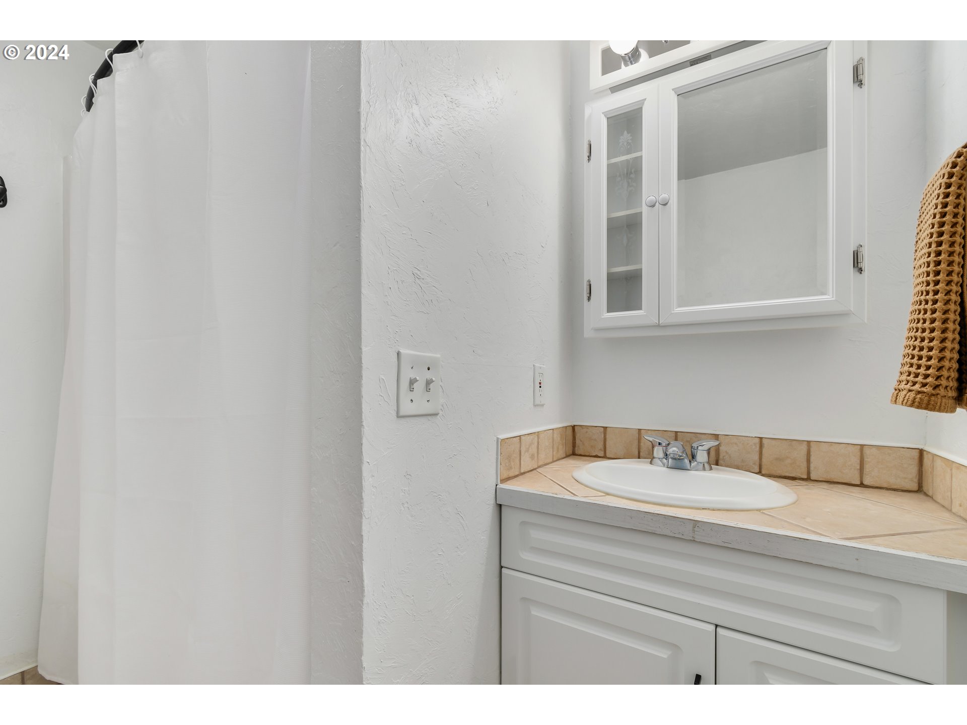 5 West 37th Avenue Eugene, OR 97405 - Photo 15 of 42 Bathroom