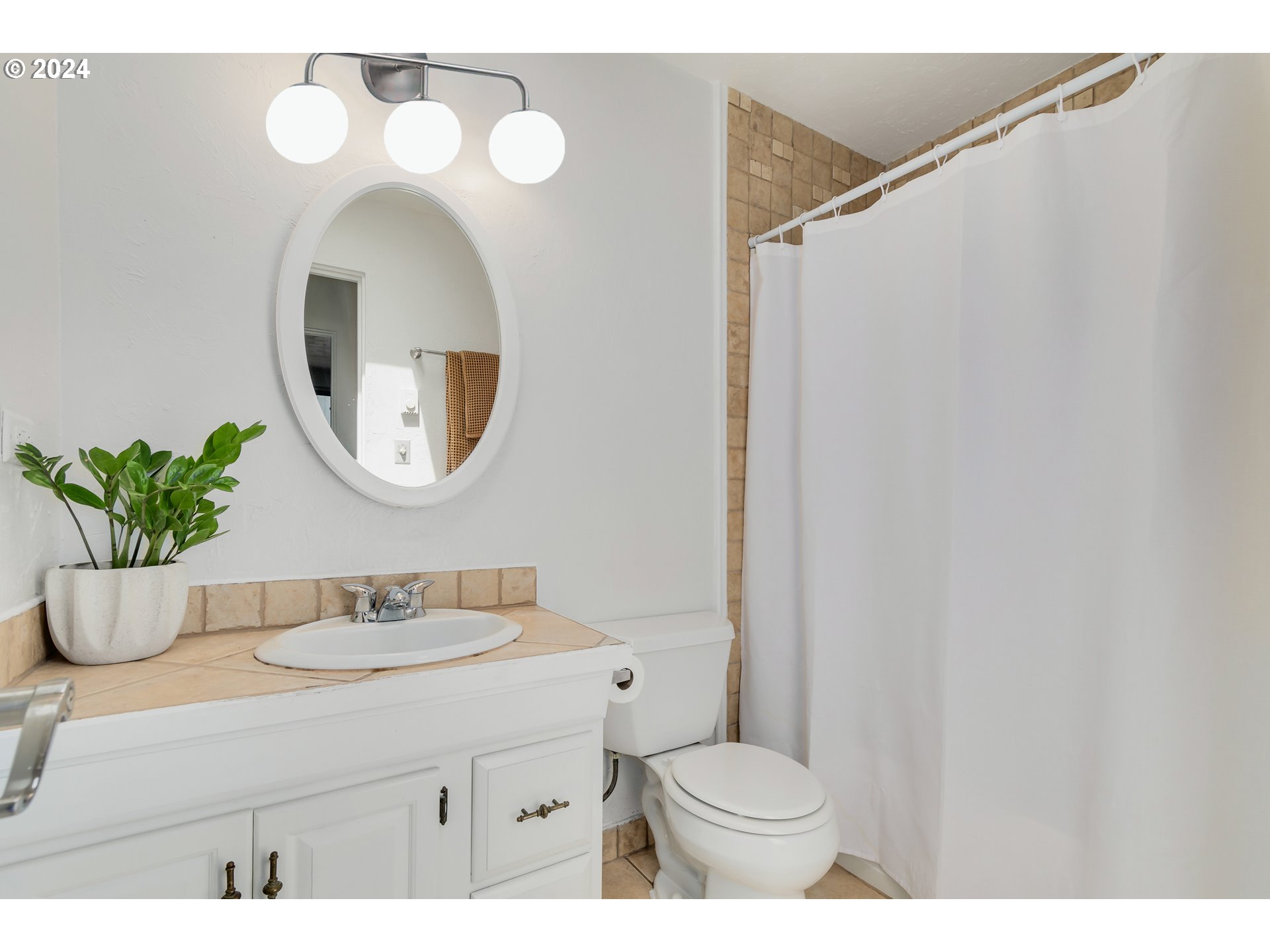 5 West 37th Avenue Eugene, OR 97405 - Photo 35 of 42 Bathroom