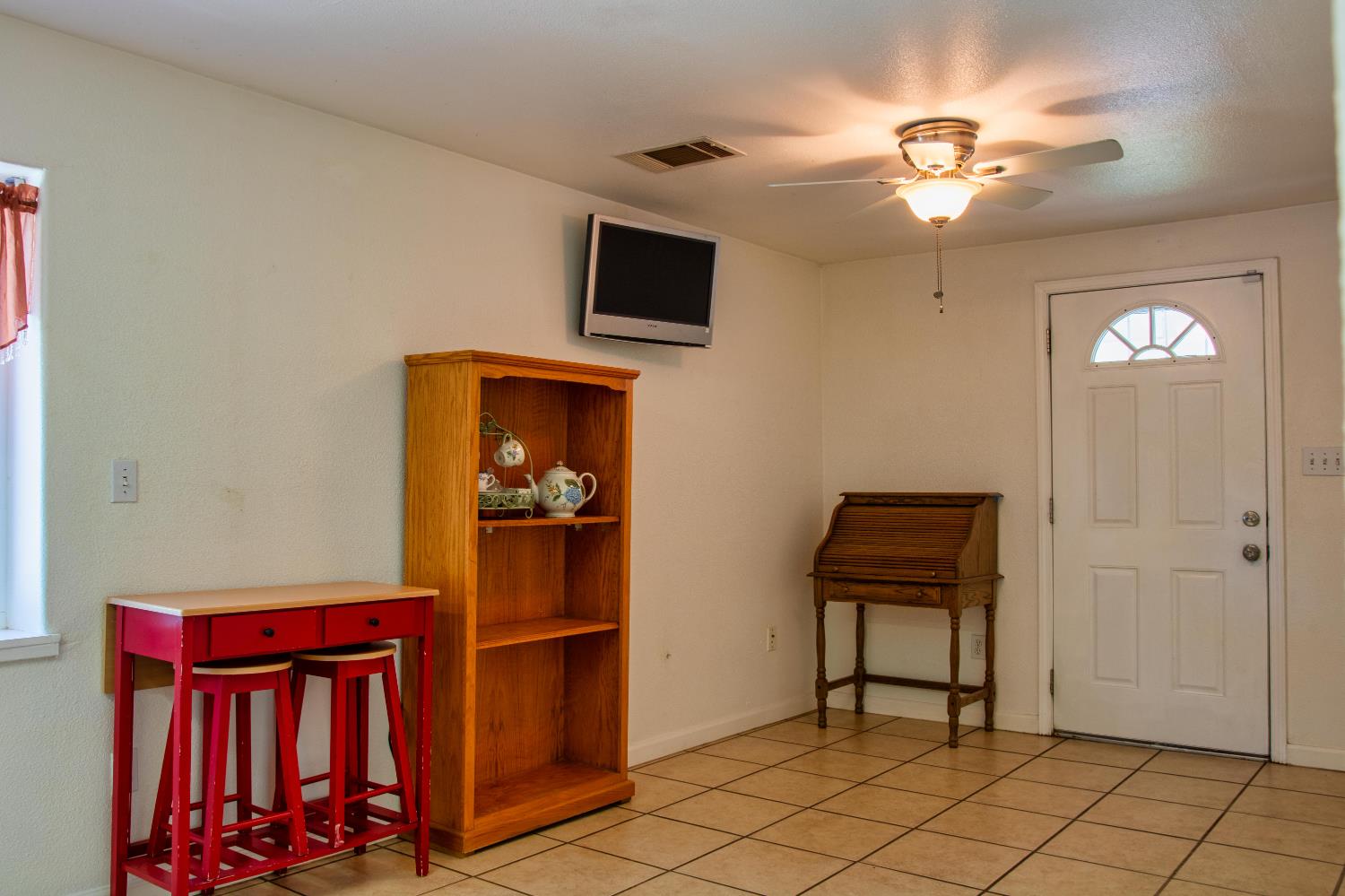 1639 Alpine Road Stockton, CA 95215 - Photo 60 of 96 a view of a livingroom with a workspace