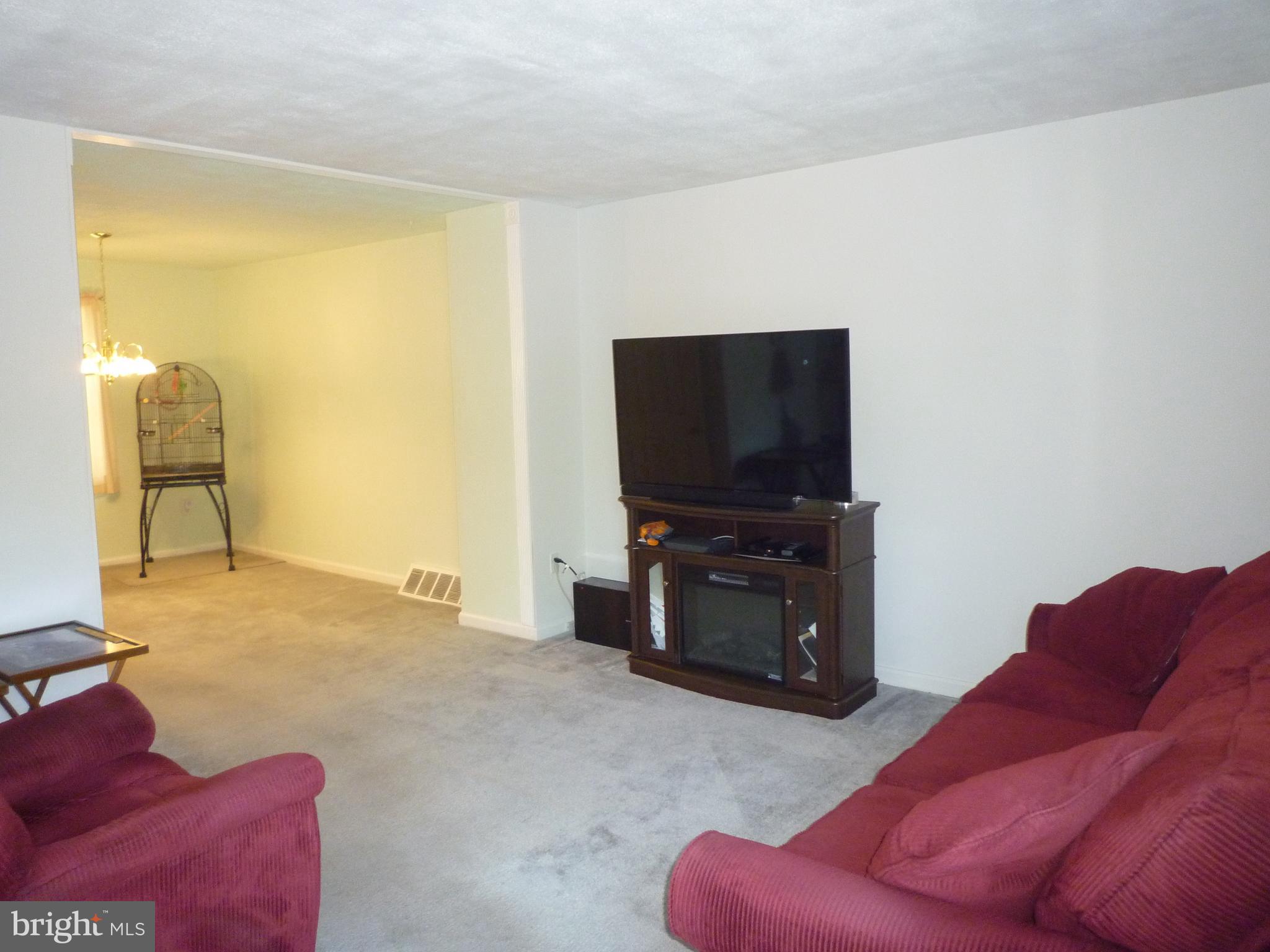 207 Southeastern Terrace Baltimore, MD 21221 - Photo 5 of 28 Living Room