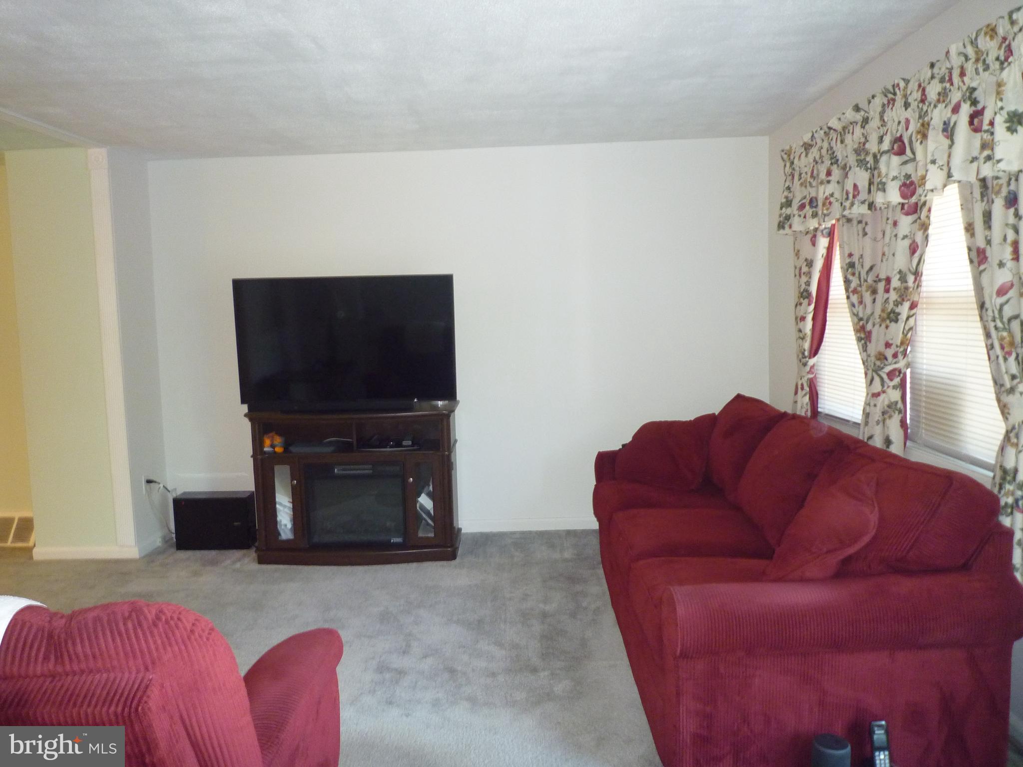 207 Southeastern Terrace Baltimore, MD 21221 - Photo 6 of 28 Living Room