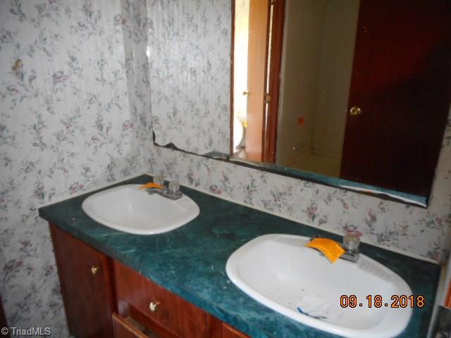 386 Michaels Road Mocksville, NC 27028 - Photo 15 of 17 Hall Bath