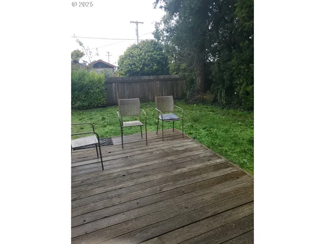 a view of a bench in the backyard of a house
