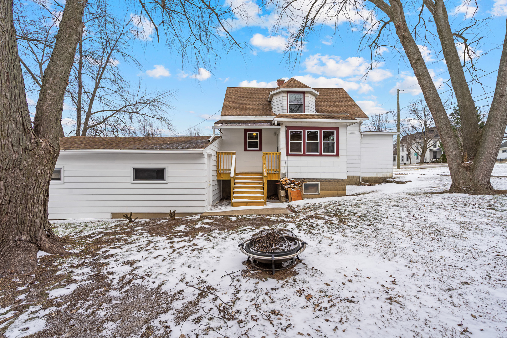 501 South Hamilton Street Lockport, IL 60441 - Photo 40 of 45 a front view of a house with a yard