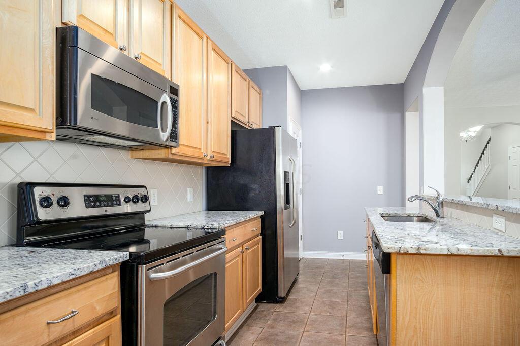 6051 Hayden Farms Road Dublin, OH 43016 - Photo 8 of 34 Kitchen