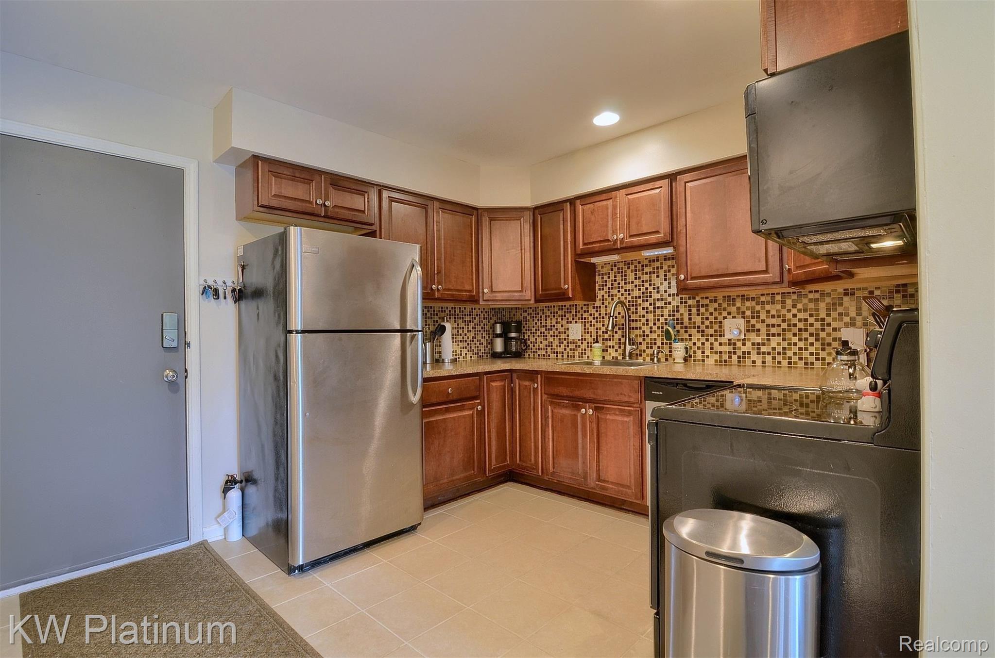 1986 Pondview Court Rochester, MI 48309 - Photo 10 of 37 12-Kitchen.jpg