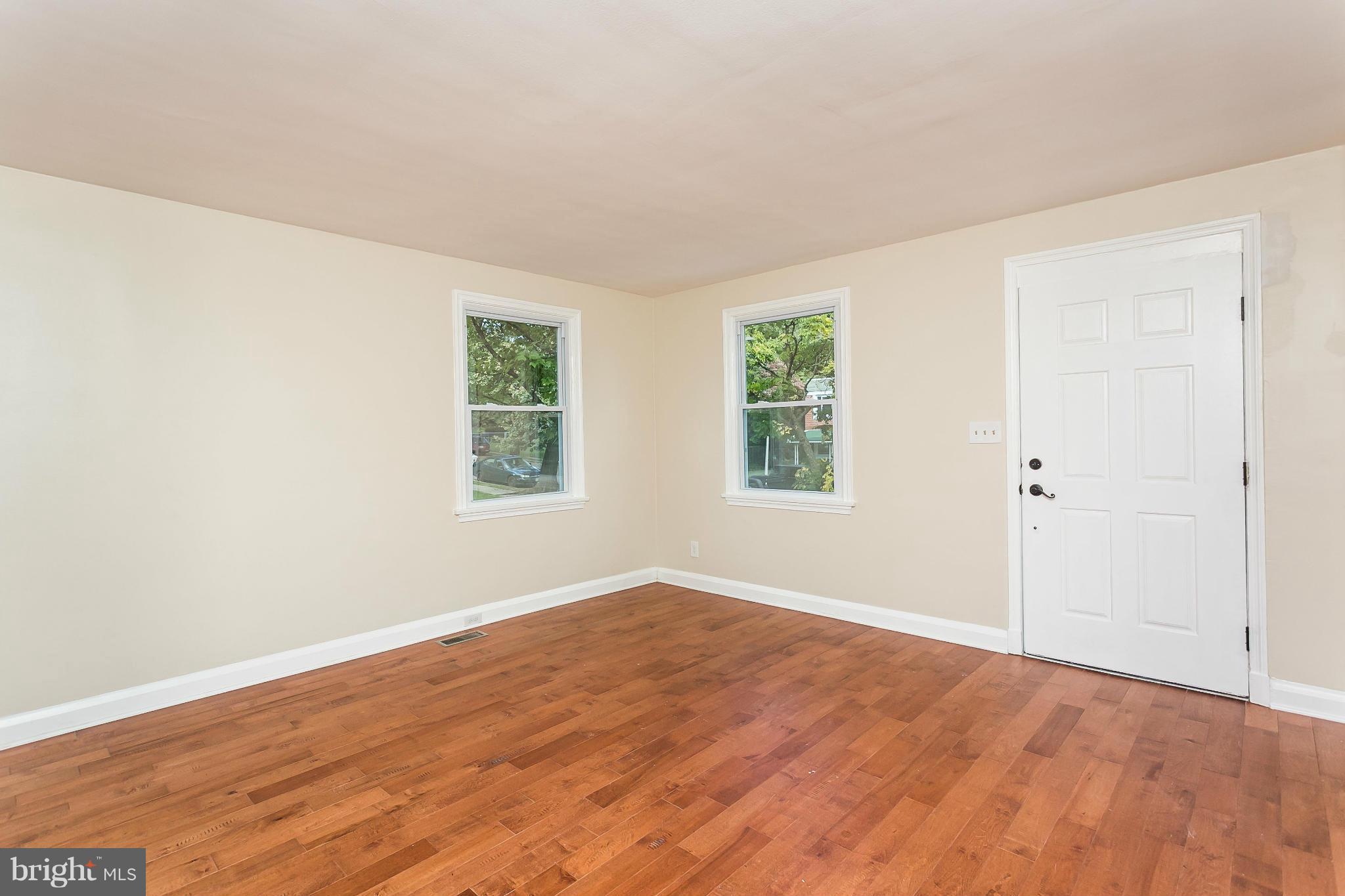 801 St Dunstans Road Baltimore, MD 21212 - Photo 3 of 21 Living Room