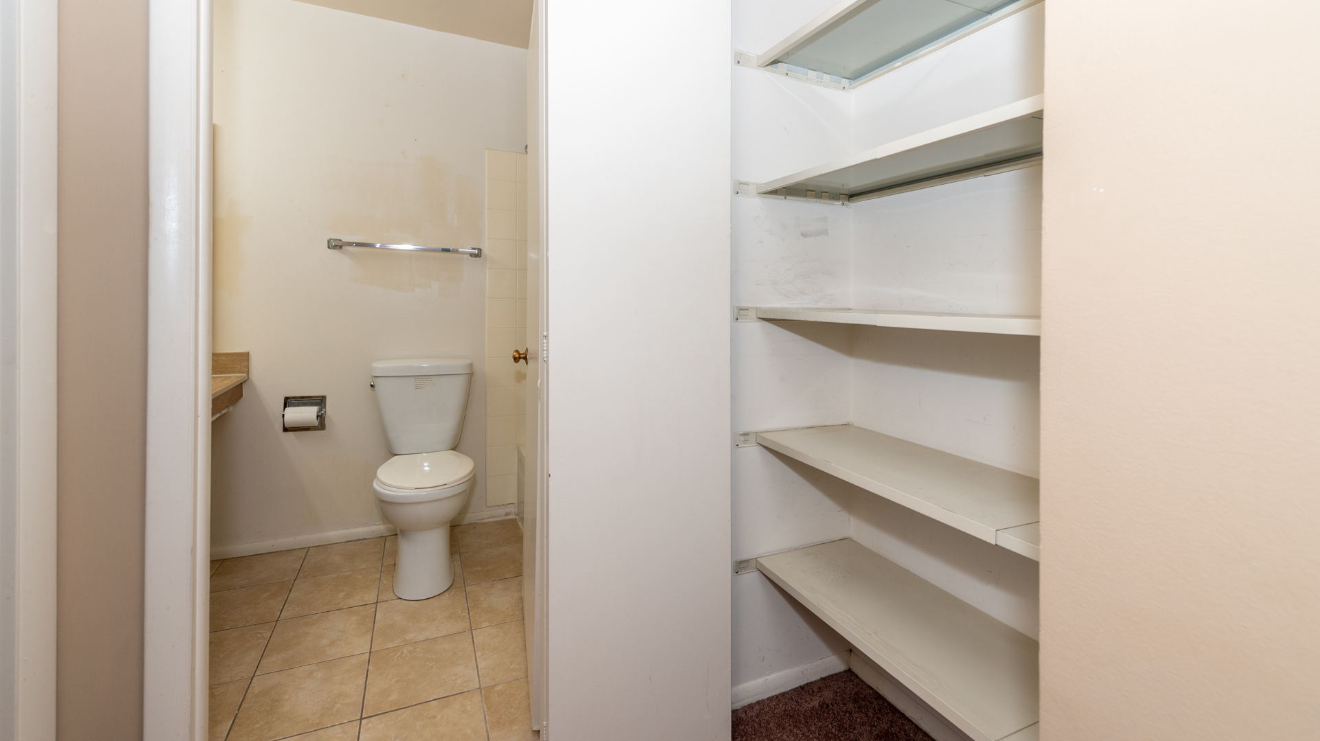 780 South Federal Street, Unit 1106 Chicago, IL 60605 - Photo 14 of 32 a bathroom with a toilet
