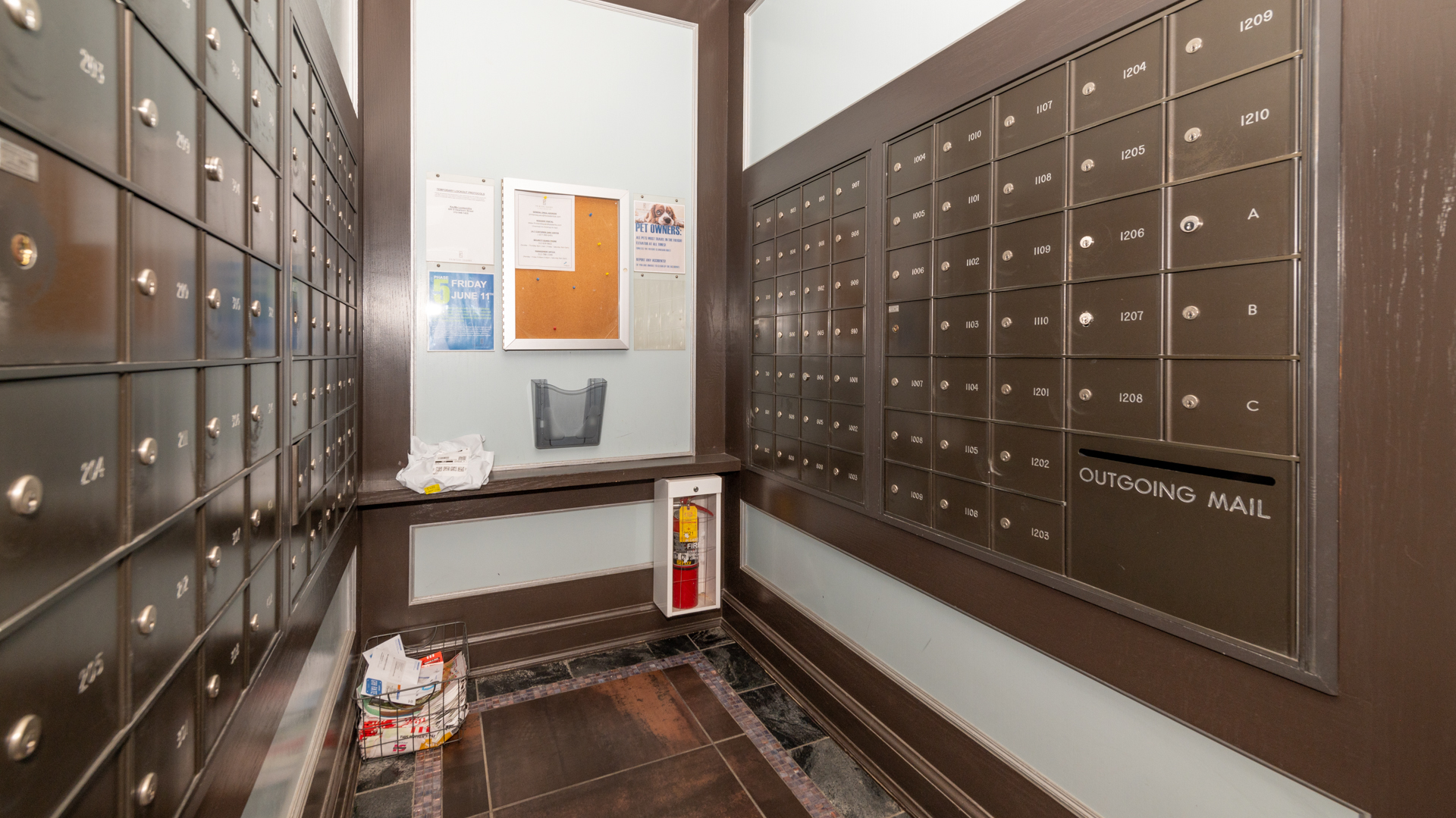 780 South Federal Street, Unit 1106 Chicago, IL 60605 - Photo 23 of 32 a bathroom with mirror and tiles