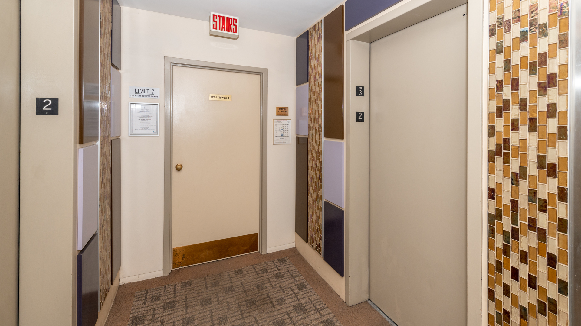 780 South Federal Street, Unit 1106 Chicago, IL 60605 - Photo 24 of 32 a view of a hallway with windows and closet