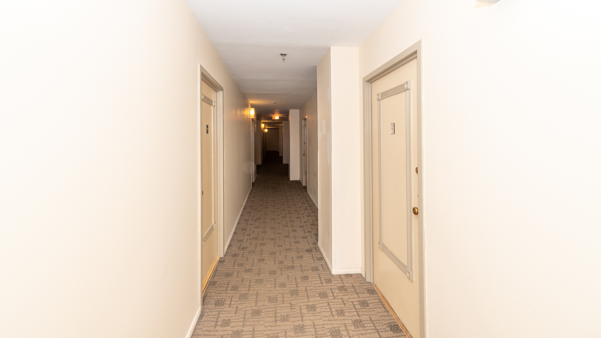 780 South Federal Street, Unit 1106 Chicago, IL 60605 - Photo 26 of 32 a view of a hallway with a white walls