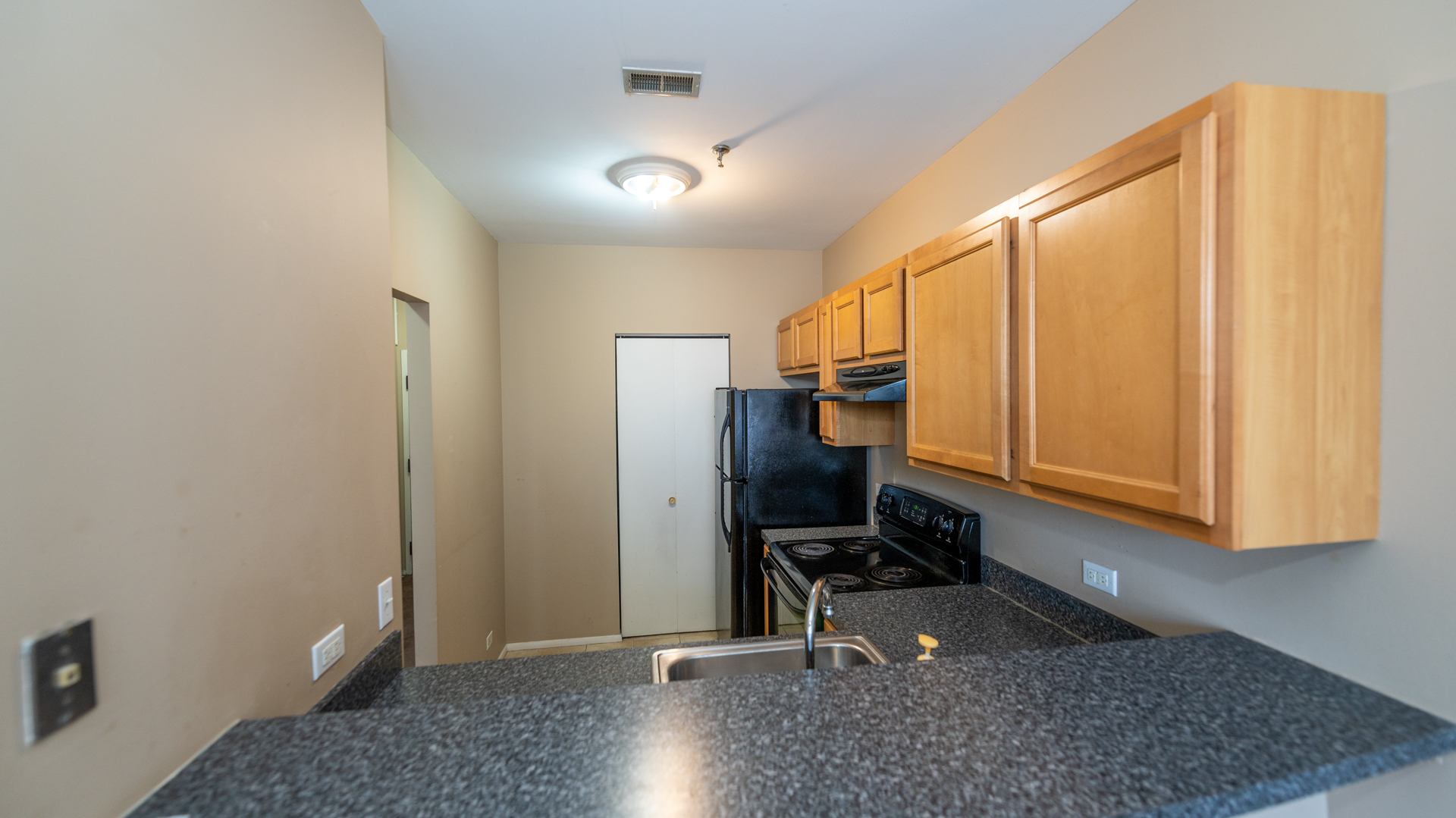 780 South Federal Street, Unit 1106 Chicago, IL 60605 - Photo 4 of 32 a view of a hallway with workspace