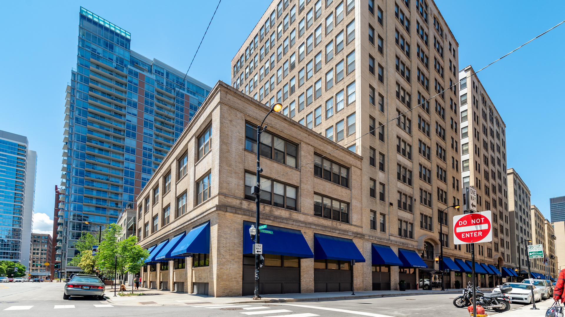 780 South Federal Street, Unit 1106 Chicago, IL 60605 - Photo 32 of 32 a front view of a building with street sign board and large trees