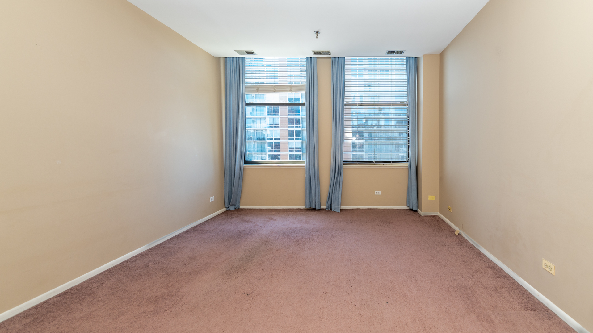 780 South Federal Street, Unit 1106 Chicago, IL 60605 - Photo 5 of 32 an empty room with a window
