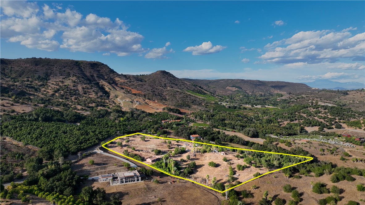 22735 Carancho Road Temecula, CA 92590 - Photo 12 of 17 an aerial view of balcony and yard
