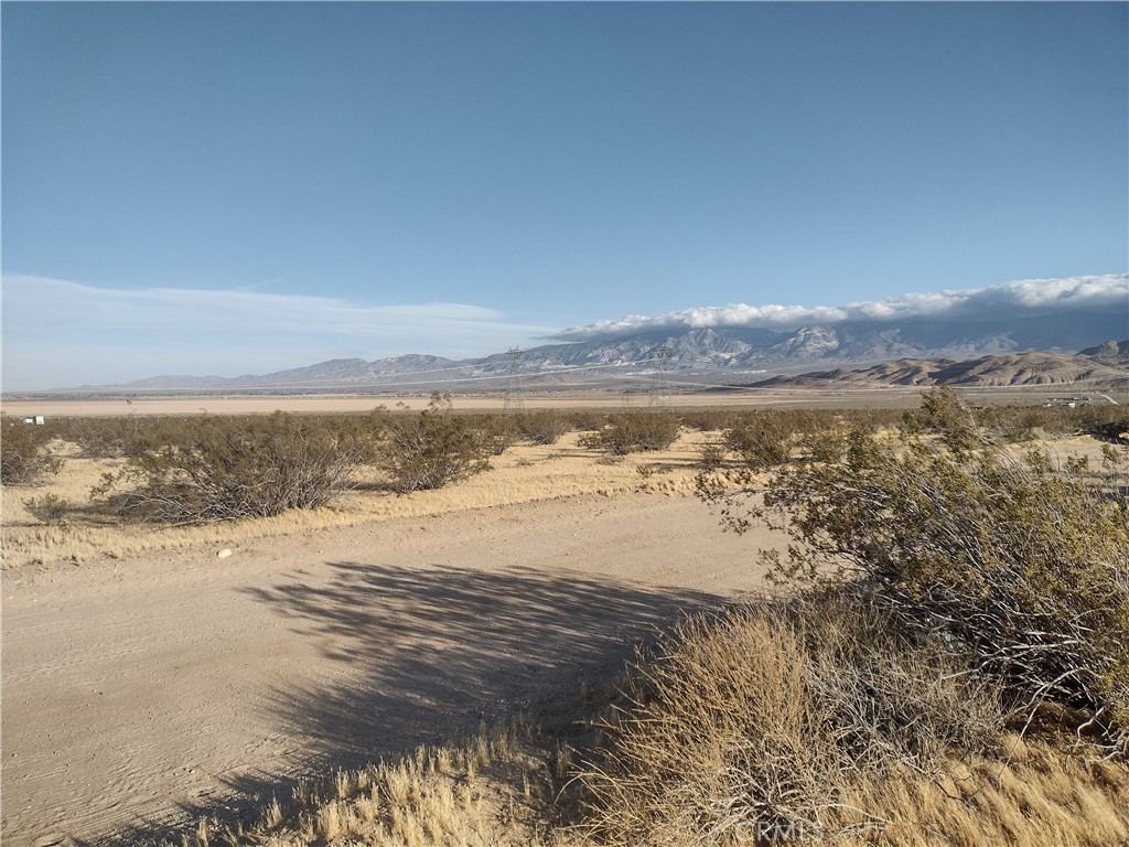 5 Venada Road Lucerne Valley, CA 92356 - Photo 8 of 9 a view of an ocean beach