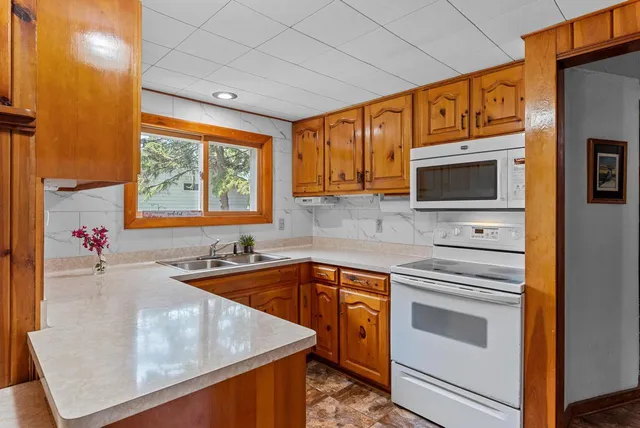 $424,500 | 2901 West Forest Hill Avenue, Franklin, WI 53132