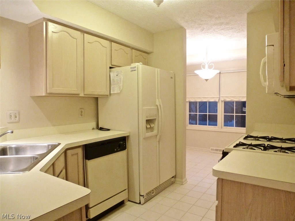4394 Sexton Road Cleveland, OH 44105 - Photo 8 of 24