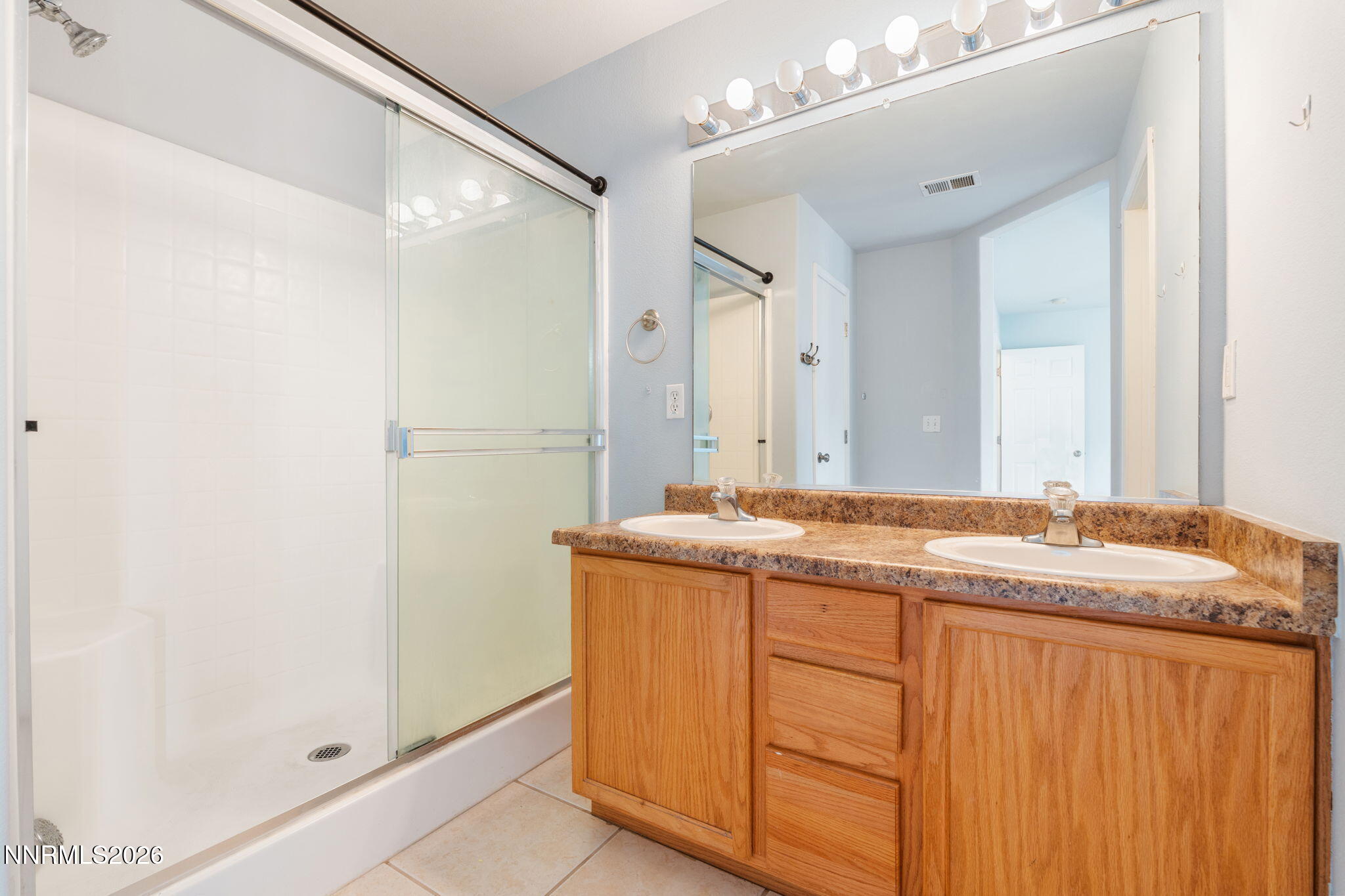 7655 East Key Largo Court Reno, NV 89506 - Photo 17 of 26 Primary Bathroom