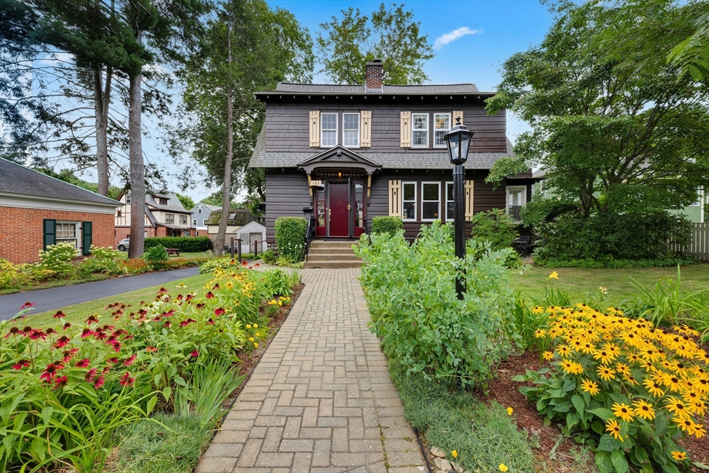 122 Longfellow Road Worcester, MA 01602 - Photo 4 of 42 Gallery Image 4