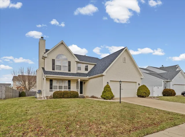 a view of a house with backyard