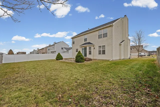 a view of an house with backyard and garden