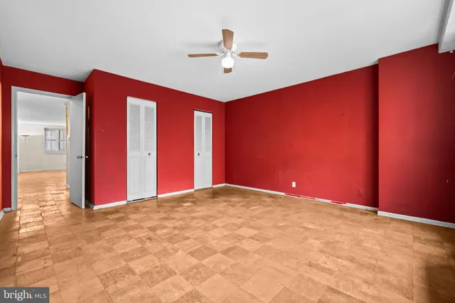 a view of empty room with a ceiling fan